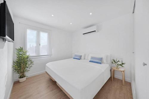 蓬塔格罗萨Apartamento tranquilo a 500m de la playa的白色的卧室设有一张白色大床和一个窗户。