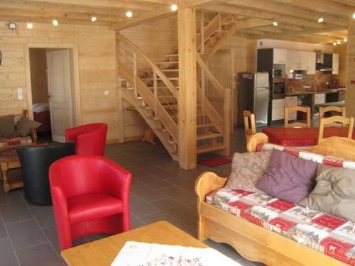 旺特龙山区木屋的一间带红色椅子和楼梯的客厅