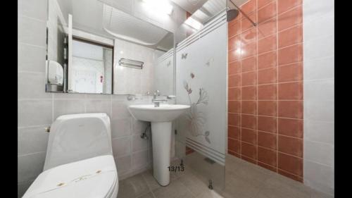 丽水市Yeosu Beach Hotel的白色的浴室设有水槽和卫生间。