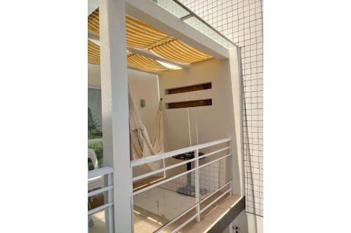 托雷斯Anexo da Cal的浴室设有镜子和白色瓷砖墙壁