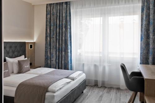 NeutalRestaurant & Hotel Dabuki的一间卧室设有一张床和一个大窗户