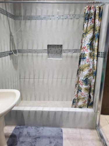 Trincity Preferred Place的浴室内配有淋浴帘。