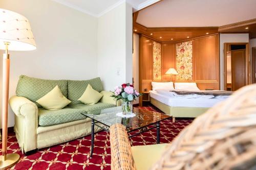 Pfalzgrafenweiler怀德萨姆勒餐厅酒店的酒店客房设有一张沙发和一张床