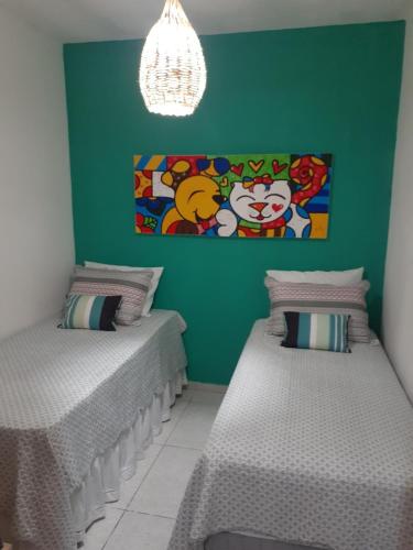 巴伊亚福尔莫萨Formosinha的绿墙客房的两张床