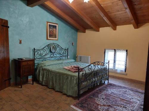 CampitelloCorte Ventaglio的一间卧室设有一张床和木制天花板