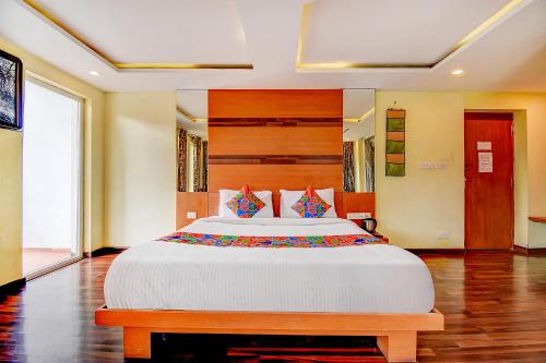 科代卡纳尔FabHotel Abirami Grand Inn的一间卧室,卧室内配有一张大床