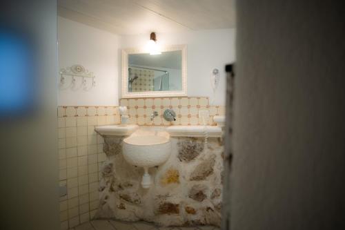 奥斯图尼Casetta Letizia的一间带水槽、卫生间和镜子的浴室
