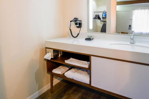 Golden Host Resort Sarasota的一间浴室