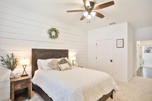 Hill Country Haven a Modern Rustic - 2 Bedroom 2 Bathroom Townhouse off Main Street客房内的一张或多张床位