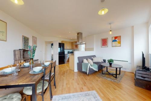 伦敦Cozy Hackney Apartment的客厅配有桌子和沙发