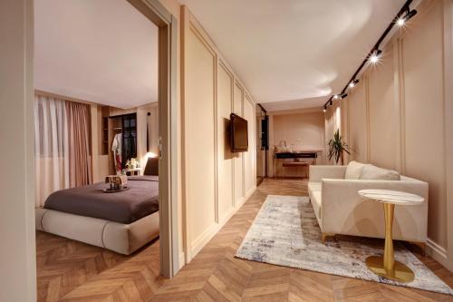 伊斯坦布尔Concept Nisantasi Hotels & Spa的一间卧室配有一张床、一张沙发和一张桌子
