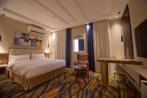吉赞فندق قوبا السويس的配有一张床和一把椅子的酒店客房