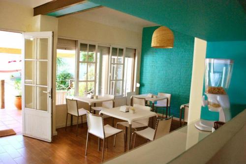 科洛尼亚-德尔萨克拉门托Nova Posada的用餐室配有2张桌子和椅子以及鱼缸