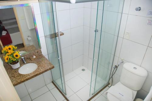 马塞约Pousada Perola Dourada Maceió的带淋浴、卫生间和盥洗盆的浴室