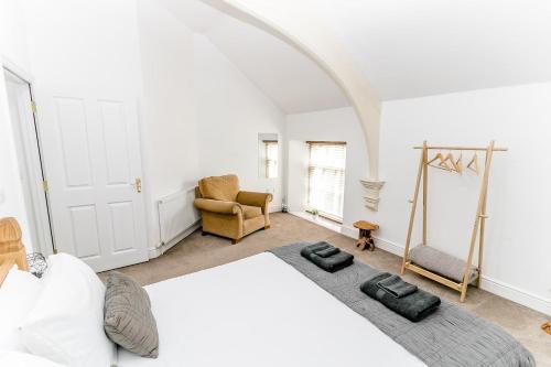 诺里奇Stunning Wensum Apartment, Amazing Location的卧室配有一张白色大床和一把椅子