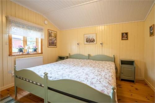奥萨Hansjö stugby - Topersvägen的一间卧室设有一张床和一个窗口