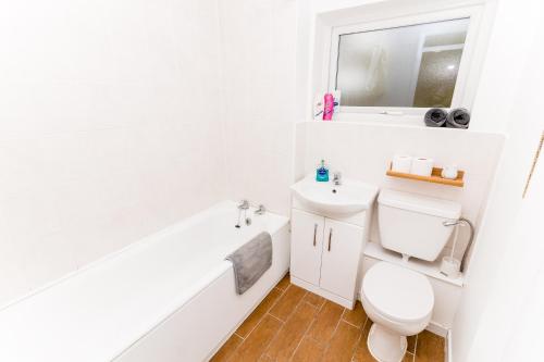 诺里奇Cosy City Centre Apartment With Parking的白色的浴室设有卫生间和水槽。