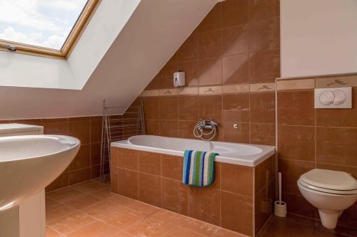 布达佩斯Hotel Gozsdu Court的带浴缸、卫生间和盥洗盆的浴室