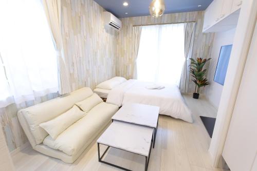 藤泽AQA ART 江の島的客厅配有沙发和1张床