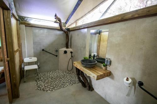 侯斯普瑞特Little Africa Safari Lodge的一间带水槽和镜子的浴室