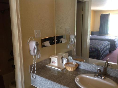 霍顿Countryside Inn的一间酒店客房内的带水槽和电话的浴室