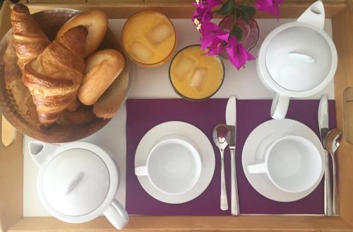 卡尔热斯Hotel Cyrnos的一张带白板和一碗面包的桌子