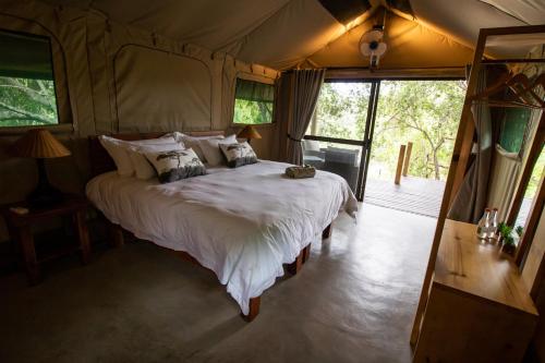 Little Africa Safari Lodge客房内的一张或多张床位