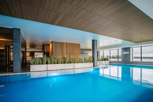 哈普萨卢Hestia Hotel Haapsalu SPA的大楼内一个蓝色的大型游泳池