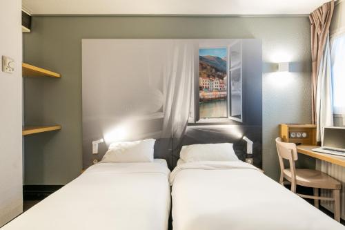 B&B HOTEL Grenoble Université客房内的一张或多张床位