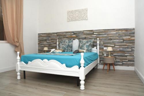CastroParadise Lake的卧室配有白色的床和砖墙