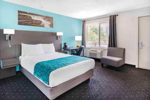 豪生加纳诺克酒店客房内的一张或多张床位