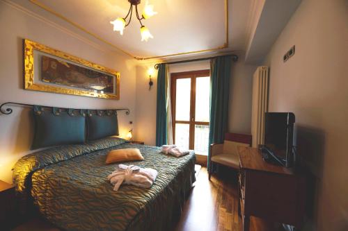 利莫内皮埃蒙特Villa Teresa的一间卧室配有一张床,上面有两条毛巾