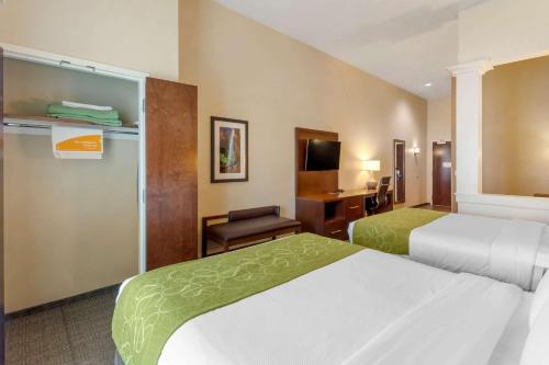 圣乔治Comfort Suites St George - University Area的酒店客房,配有两张床和椅子