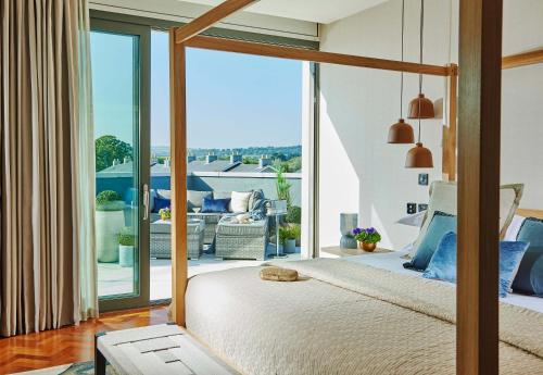 戈里斯富尔德酒店及spa度假村的一间卧室设有一张床,享有庭院的景色