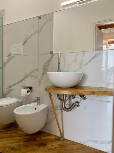 萨普里Mare Blu的白色的浴室设有水槽和卫生间。