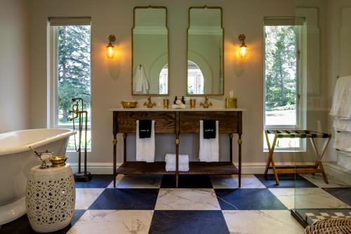 莫里维尔Hartford House的一间带水槽、浴缸和镜子的浴室