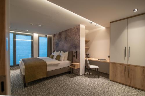 圣维特Ohles Lifestyle Guesthouse的酒店客房配有一张床、一张书桌、一张床和一张书桌。