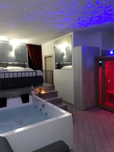 泰拉奇纳Sweetlove Spa的带浴缸和床的大型浴室