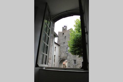 Saint-LizierLa Maison Angelina的享有城堡景致的开放式窗户