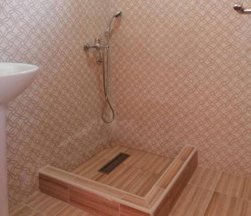 莫伊科瓦茨Log cabin 2 Merdovic的浴室铺有木地板,设有淋浴。