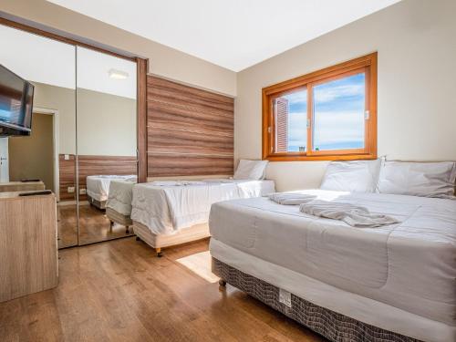 格拉玛多Valle Dell Acqua的酒店客房设有两张床和电视。