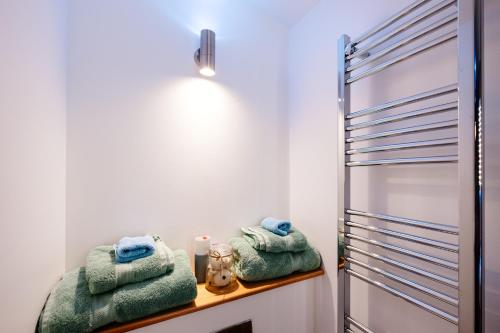 彭赞斯Mount View Overnight Accommodation的浴室位于淋浴旁的柜台上,配有绿色毛巾
