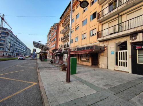 奥波里尼奥Pension Cando的城市中一条空荡荡的街道,有建筑