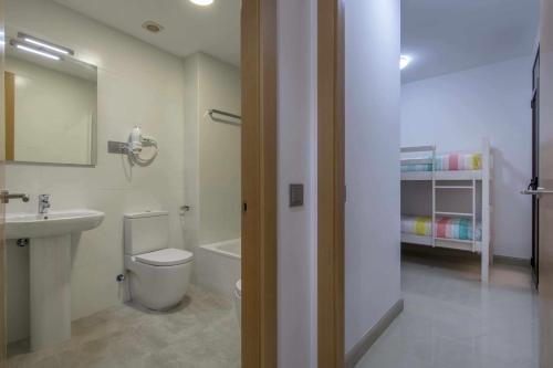 曼雷沙Apartamento ideal en Manresa的一间带卫生间和水槽的浴室