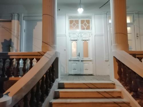 普里莱普Guest House Prilep的走廊设有白色门,设有楼梯