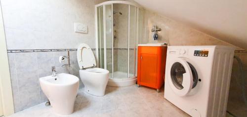 伊塞尔尼亚Artemide Residence的一间带卫生间和洗衣机的浴室