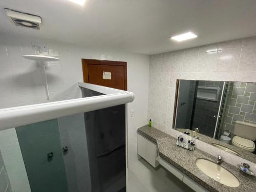 维拉维尔哈INCRIVEL FLAT106 PASSARGADA VISTA p MAR的一间带水槽和镜子的浴室