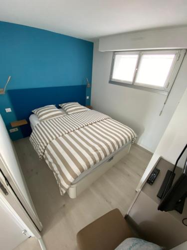 勒图凯-巴黎普拉日Roi Soleil的卧室享有上方的景致,配有1张床和1扇窗户。