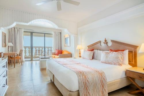 蒙特哥贝玫瑰堂海滩伊波罗之星酒店&度假村的酒店客房设有一张大床和一个阳台。