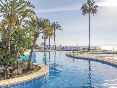 卡拉德米哈斯MI CAPRICHO 4B BEACHFRONT - Apartment with sea view - Costa del Sol -的一座棕榈树和海洋游泳池